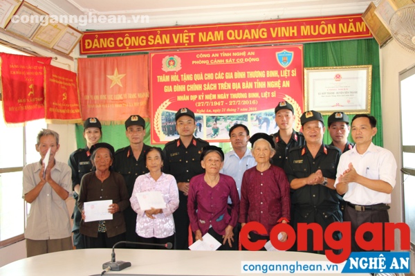 Phòng Cảnh sát cơ động thăm và tặng quà các gia đình chính sách tại xã Hợp Thành (Yên Thành).