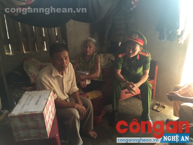 Động viên tinh thần thân nhân của các anh hùng liệt sĩ