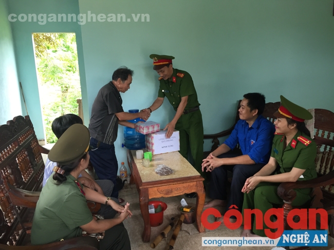 Thăm tặng quà các gia đình chính sách