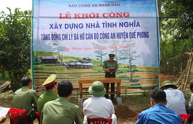 Đồng chí Thượng tá Đào Văn Huy, Phó trưởng phòng Tổ chức cán bộ Công an tinh Nghệ an phát biểu tại buổi lễ