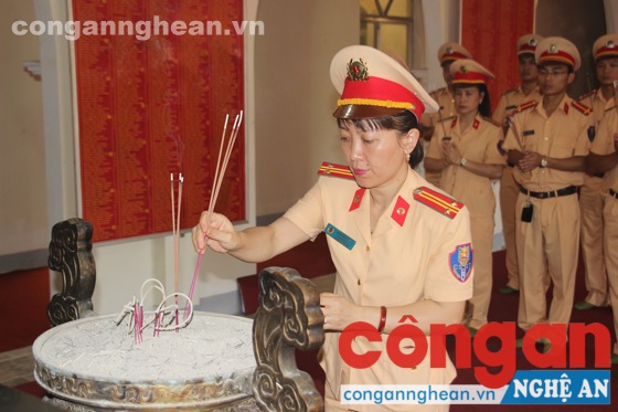 Thắp hương tại khu tưởng niệm