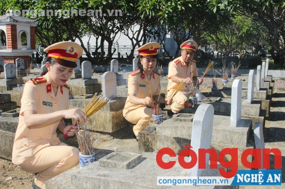 Thắp hương tri ân trước các phần mộ các liệt sỹ