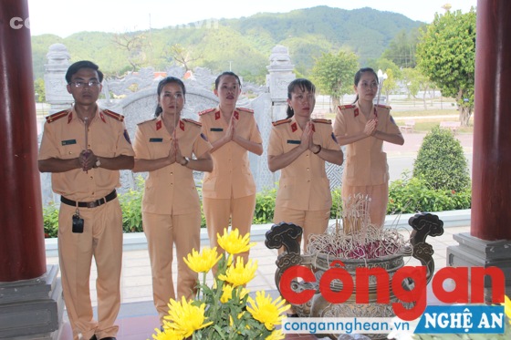Thắp hương tại khu di tích lịch sử Truông Bồn