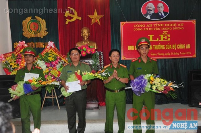Bộ công an thăm, tặng quà CBCS bị thương khi truy bắt tội phạm