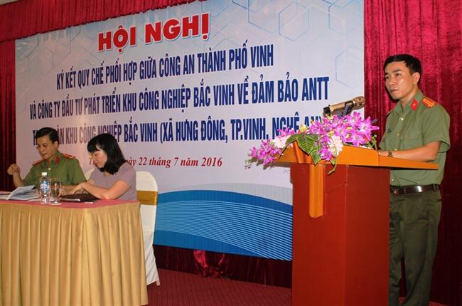 Trung tá Vũ Danh Ngọc, Đội trưởng Đội an ninh Công an TP Vinh báo cáo kết quả quy công tác đảm bảo ANTT tại địa bàn KCN Bắc Vinh năm 2015.