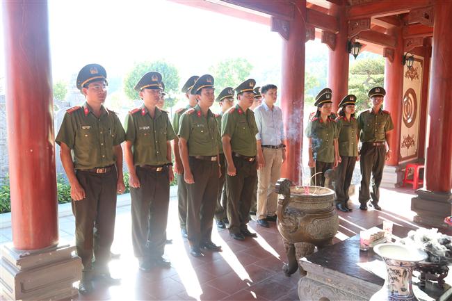 Dang hoa tại khu di tích Truông Bồn