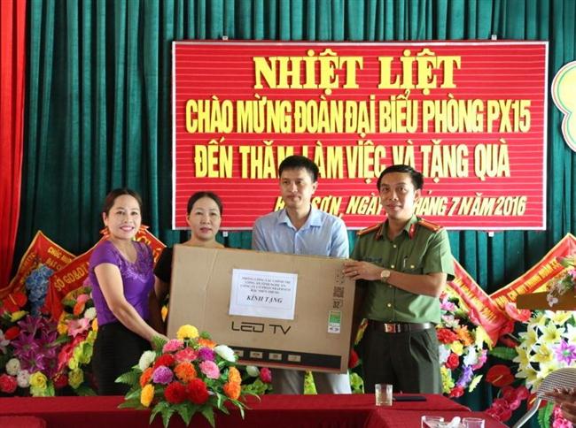 Tặng quà trường mầm non Hoa Sơn, Anh Sơn