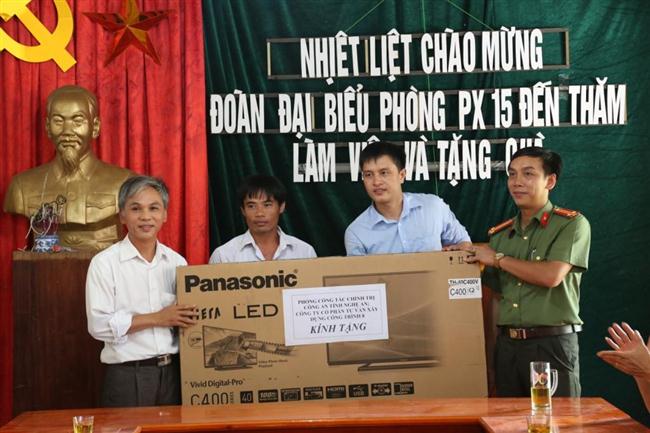 Đoàn tặng quà cho trường tiểu học và THCS Cao Vều