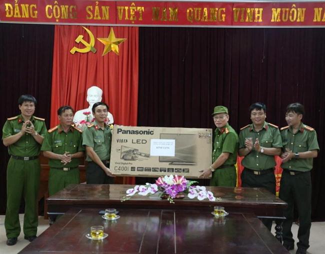 Đoàn tặng quà cho Công an huyện Anh Sơn