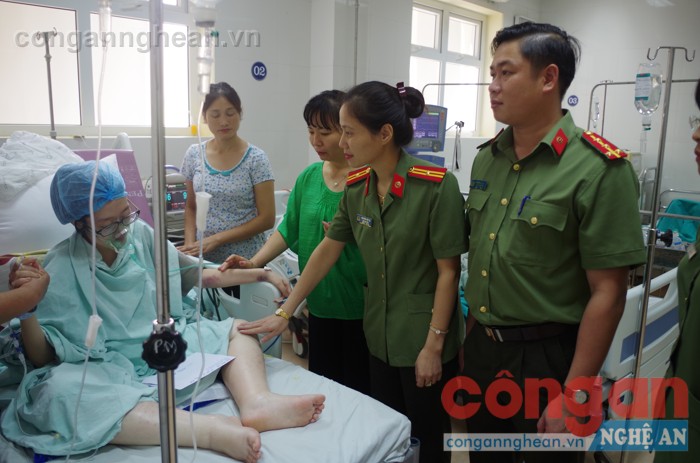 Hỗ trợ nữ chiến sỹ CAND từ chối điều trị ung thư để sinh con