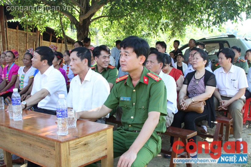 Các đại biểu tham dự lễ khởi công nhà tình nghĩa cho đồng chí Vi Văn Ninh tại xã Yên Hòa, Tương Dương