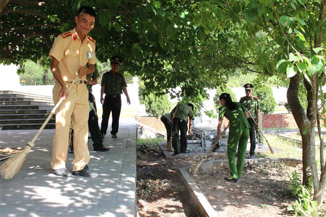 Dọn vệ sinh làm sạch nghĩa trang liệt sỹ