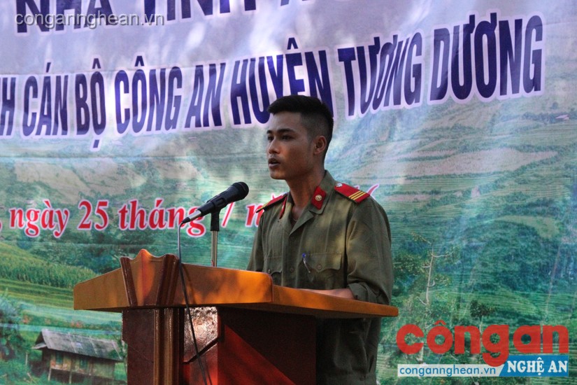 Thay mặt gia đình, đồng chí Thượng sỹ Vi Văn Ninh cảm ơn sự quan tâm của lãnh đạo Công an tỉnh, Công an huyện và chính quyền huyện, xã đã trao tặng ngôi nhà giúp gia đình từng ổn định cuộc sống
