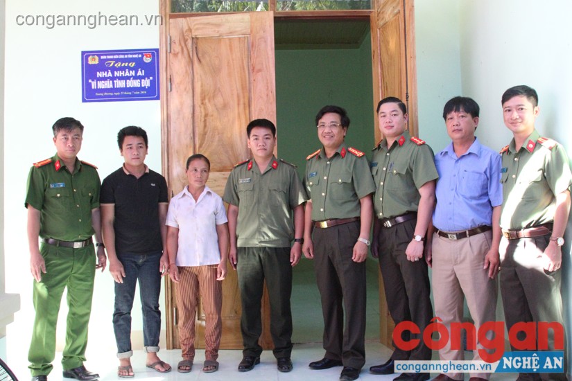 Các đại biểu và gia đình chứng kiễn lễ bàn giao công trình từ Đoàn Thanh niên Công an tỉnh Nghệ An