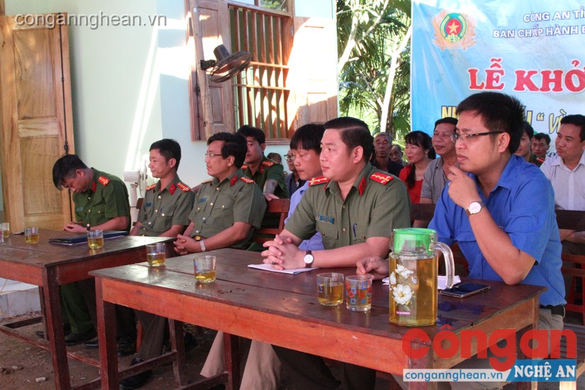 Đại biểu dự lễ khánh thành nhà nhân ái cho đồng chí Vi Thái Sang ở bản Bon, xã Yên Na