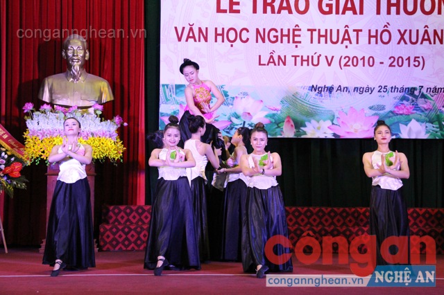 Tiết mục văn nghệ tại Lễ trao giải