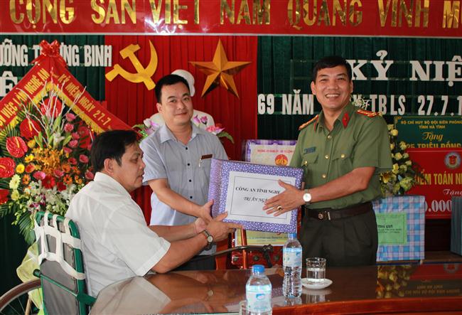 Lãnh đạo Công an tỉnh thăm, tặng quà thương bệnh binh