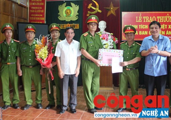 Đồng chí Nguyễn Đắc Vinh, Ủy viên TW Đảng, Bí thư Tỉnh ủy và đồng chí Hoàng Viết Đường, Phó Chủ tịch HĐND tỉnh chúc mừng chiến công của Công an huyện Kỳ Sơn trong đấu tranh triệt phá chuyên án ma túy.