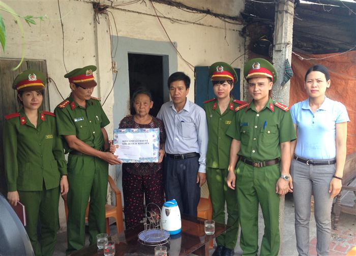 Thăm hỏi, tặng quà thân nhân gia đình liệt sỹ