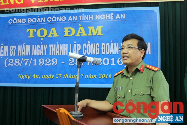 Đồng chí Đại tá Hồ Văn Tứ, Phó giám đốc Công an tỉnh chúc mừng Công đoàn Công an Nghệ An nhân 87 năm ngày thành lập Công đoàn Việt Nam