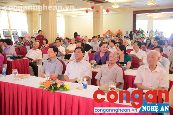Các đại biểu tham dự lễ kỷ niệm 20 năm thành lập Báo Lao động Nghệ An