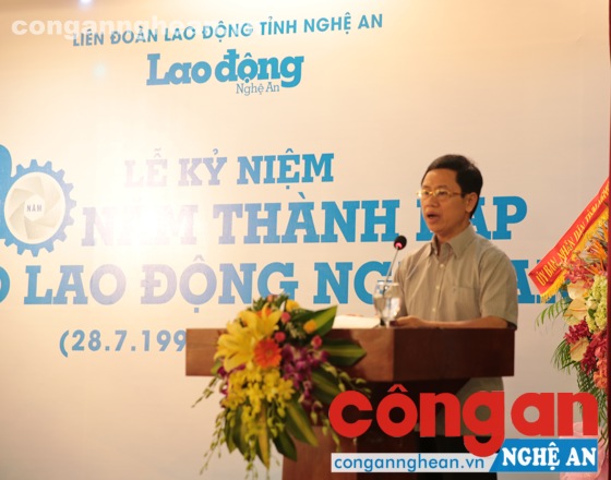 Đồng chí Nguyễn Xuân Sơn - Phó Bí thư Thường trực Tỉnh uỷ, Chủ tịch HĐND tỉnh phát biểu chúc mừng Báo Lao động Nghệ An