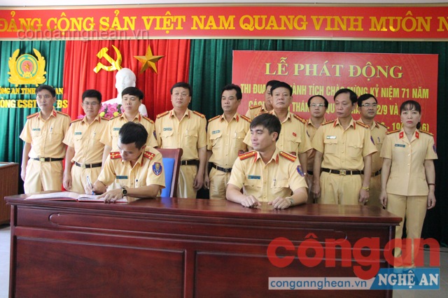 Phát động đợt thi đua đảm bảo ATGT chào mừng các ngày lễ lớn