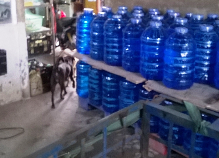 Phát hiện 2 cơ sở sản xuất nước uống tinh khiết không có giấy phép