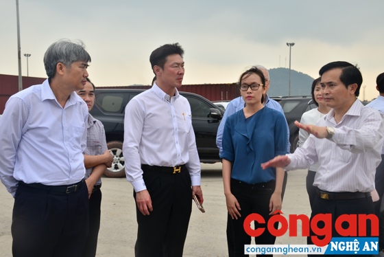 Đồng chí Lê Ngọc Hoa, Phó Chủ tịch UBND tỉnh Nghệ An giới thiệu tiềm năng và lợi thế để Công ty Hemaraj, Thái Lan vào đầu tư tại Nghệ An - Ảnh: Ngọc Thái