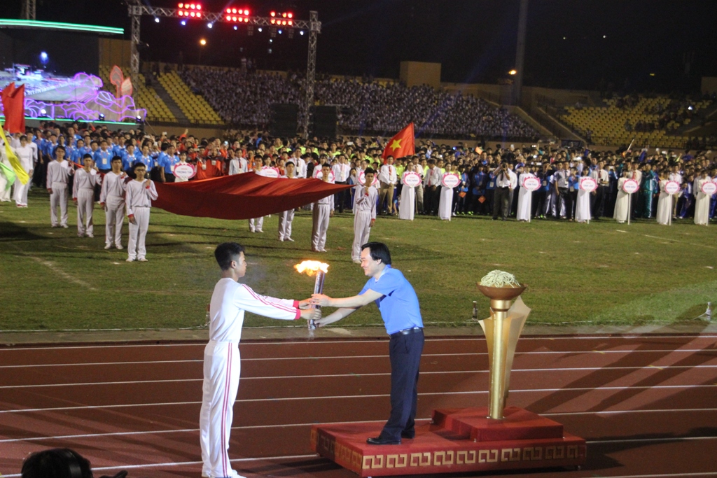 Bộ trưởng Phùng Xuân Nhạ nhận ngọn lửa và thắp lên đài lửa