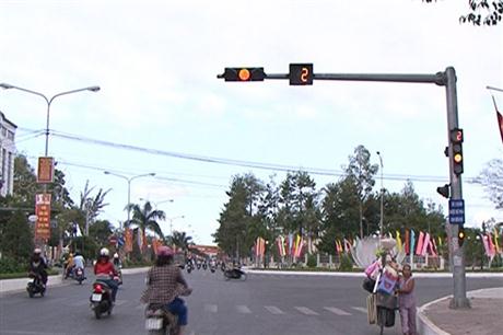 Xử phạt vượt đèn vàng: Tập thói quen 'đi trước tốp sau, hơn là đi sau tốp trước'