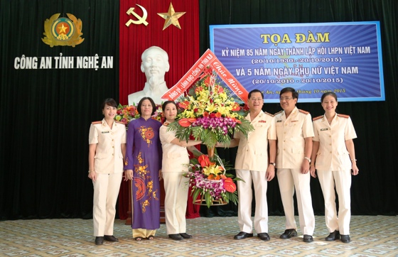 Đồng chí Đại tá Nguyễn Hữu Cầu, Uỷ viên BTV Tỉnh uỷ, Giám đốc Công an tỉnh tặng hoa chúc mừng Hội Phụ nữ nhân Ngày Quốc tế phụ nữ 8/3