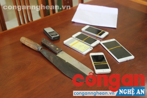 Số tang vật và dụng cụ gây án của nhóm đối tượng