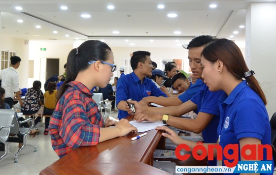 Nhiều thí sinh nộp hồ sơ trực tiếp tại trường