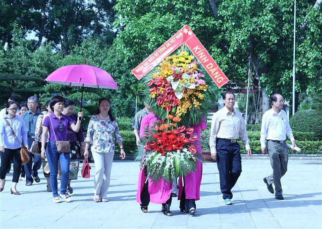 Bộ Công an Việt Nam và Bộ an ninh nước Lào dâng hoa báo công lên Bác