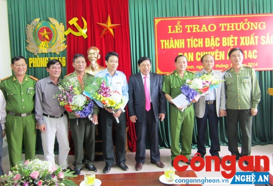 Đồng chí Nguyễn Xuân Đường, Chủ tịch UBND tỉnh khen thưởng Ban chuyên án điều tra, khám phá vụ lắp đặt chíp điện tử giả tại các cây xăng dầu trên địa bàn Nghệ An
