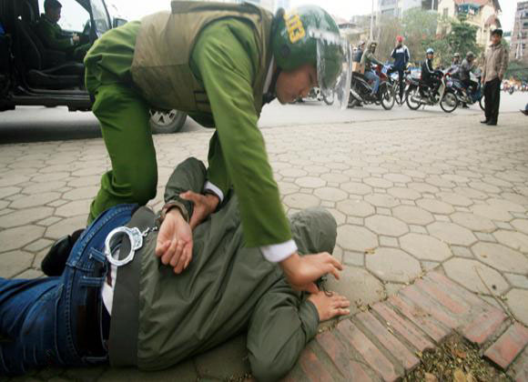 Đã gây gỗ, còn đấm vào mặt công an viên