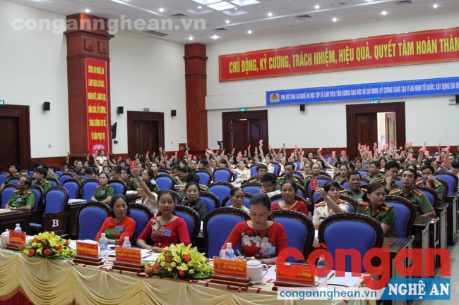 Báo cáo Nghị quyết của Đại hội nhận sự đồng tình nhất trí cao của đại biểu