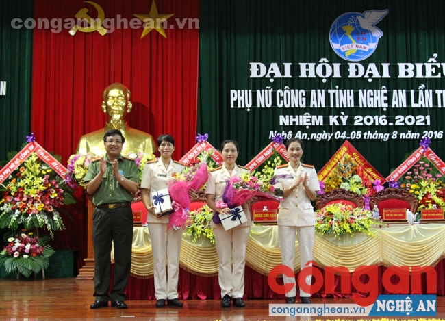 Đồng chí Đại tá Hồ Văn Tứ, Phó giám đốc Công an tỉnh tặng hoa cho các đồng chí trong Ban chấp hành cũ