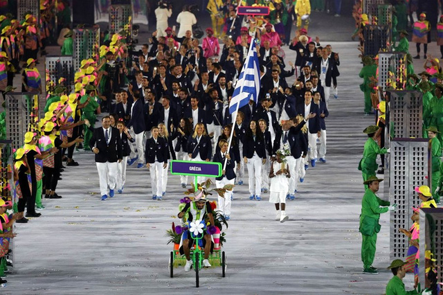 Các đoàn thể thao tiến vào sân Maracana... 