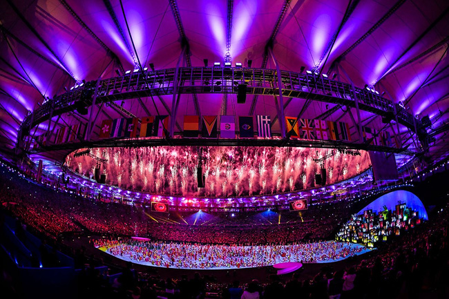 Màn bắn phao đủ sắc màu, thắp sáng cả bầu trời Rio de Janeiro.