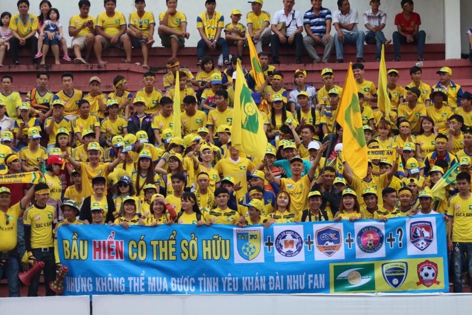  CĐV SLNA trên khán đài sân Long An Ảnh: Như Huy