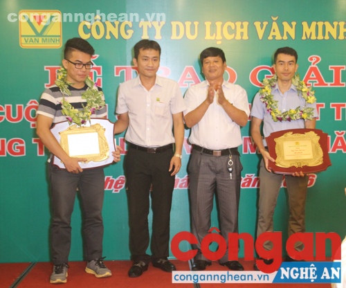 Trao giải 3 cho các sáng kiến