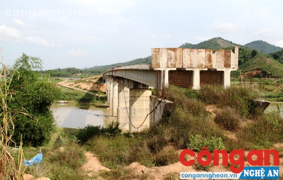 Cầu Phú Sơn chưa nối nhịp đôi bờ, nhiều hạng mục đã có dấu hiệu xuống cấp