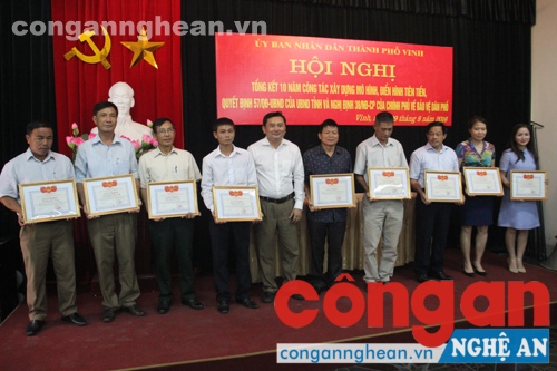 Tặng giấy khen cho 5 tập thể, cá nhân đã có thành tích xuất sắc trong công tác xây dựng, nhân rộng mô hình tiên tiến trong phòng trào toàn dân bảo vệ ANTQ