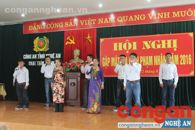 Tiết mục văn nghệ do các phạm nhân của Trại tạm giam biểu diễn