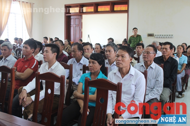 Từ sáng sớm đã có rất đông người thân của phạm nhân có mặt để tham dự Hội nghị