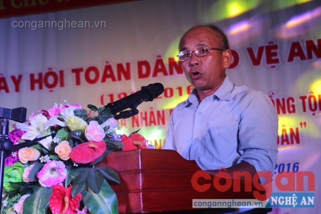 Ông Phùng Bá Linh – Khối trưởng khối yên Sơn, phường Hà Huy Tập báo cáo kết quả xây dựng phong trào toàn dân bảo vệ ANTQ trên địa bàn khối Yên Sơn trong 8 tháng đầu năm 2016 và triển khai kế hoạch xây dựng mô hình “Tuần tra nhân dân, phòng chống tội phạm trộm cắp tài sản trong nhà trọn, nhà dân”