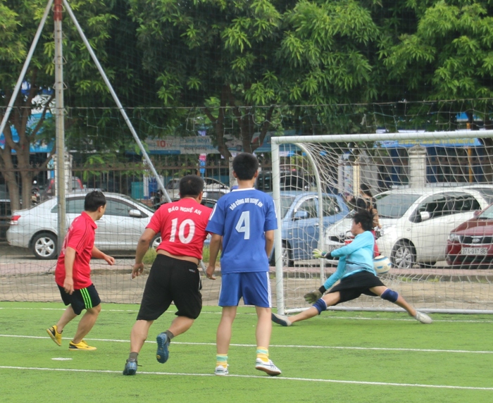Pha ghi bàn thắng rút ngắn tỷ số xuống 1-2 cho Báo Nghệ An
