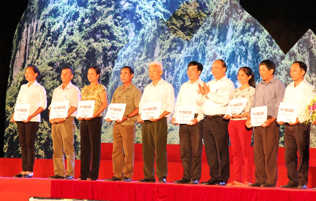 Thủ tướng Chính phủ Nguyễn Xuân Phúc trao số tiết kiệm cho gia đình các anh hùng liệt sỹ và nhân chứng sống là chị Trần Thị Thông